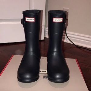 Hunter short matte NAVY Wellington boots!